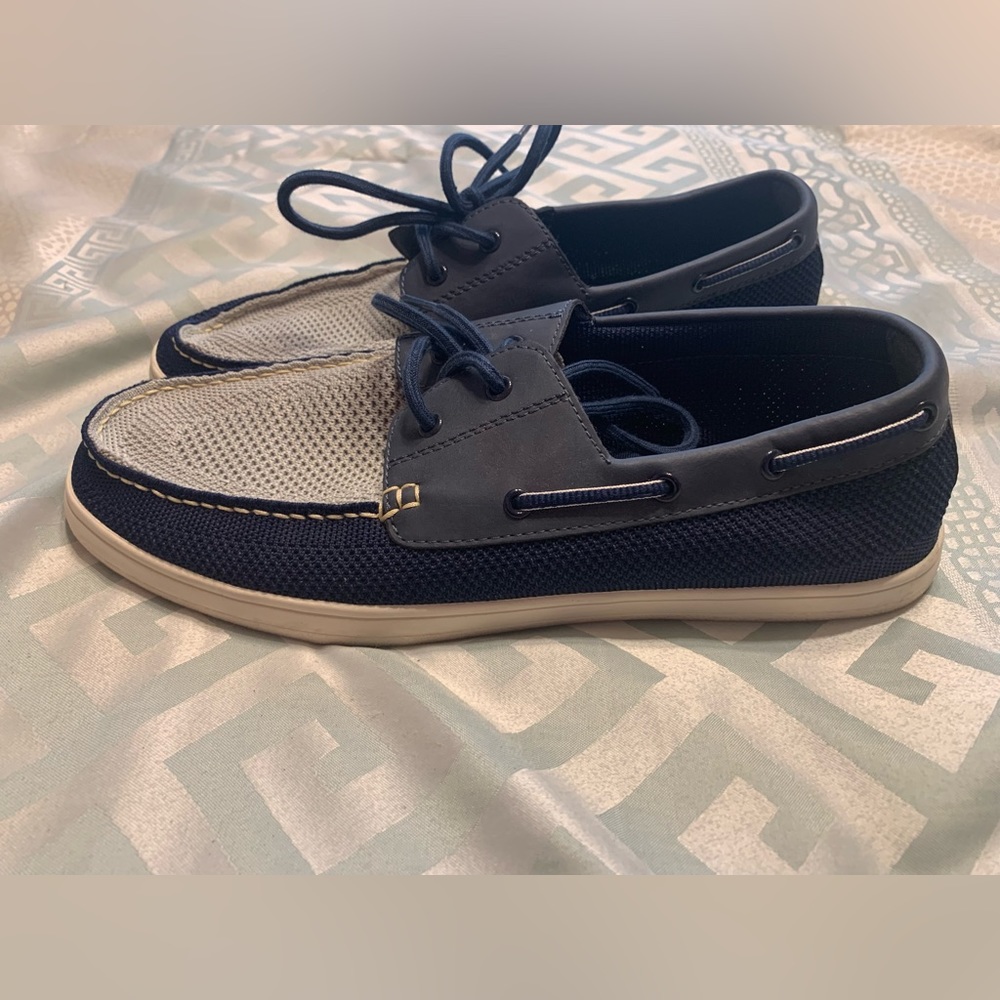 Aldo Boat Shoe
Mens Sz 11 Navy/Light Blue
Only worn a couple times